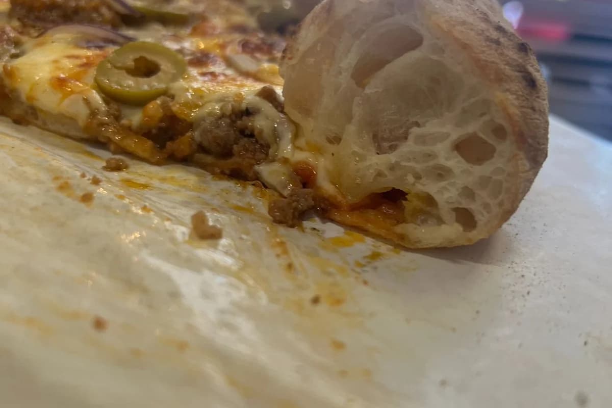 Pizza TORRA — świeżo wyjęta z pieca, gotowa do podania