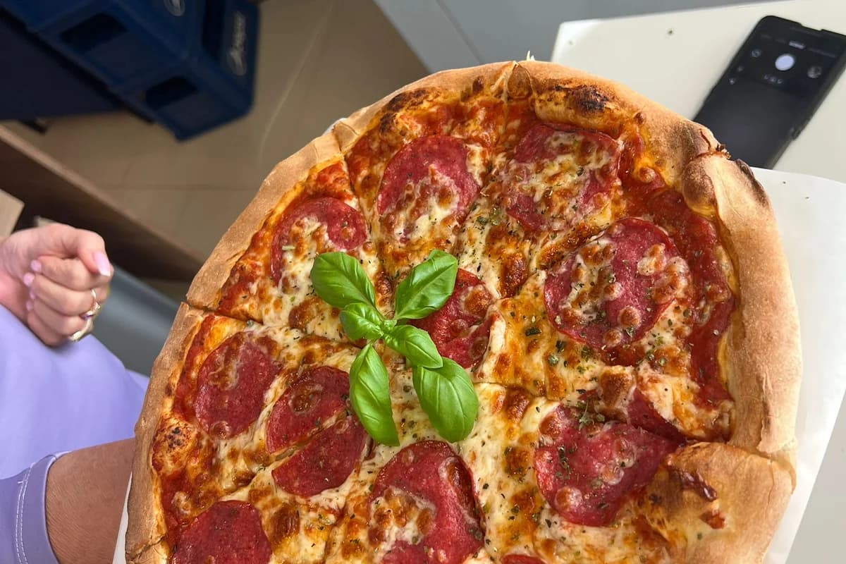 Włoska pizza w TORRA Ostrołęka — chrupiące ciasto i aromatyczne składniki
