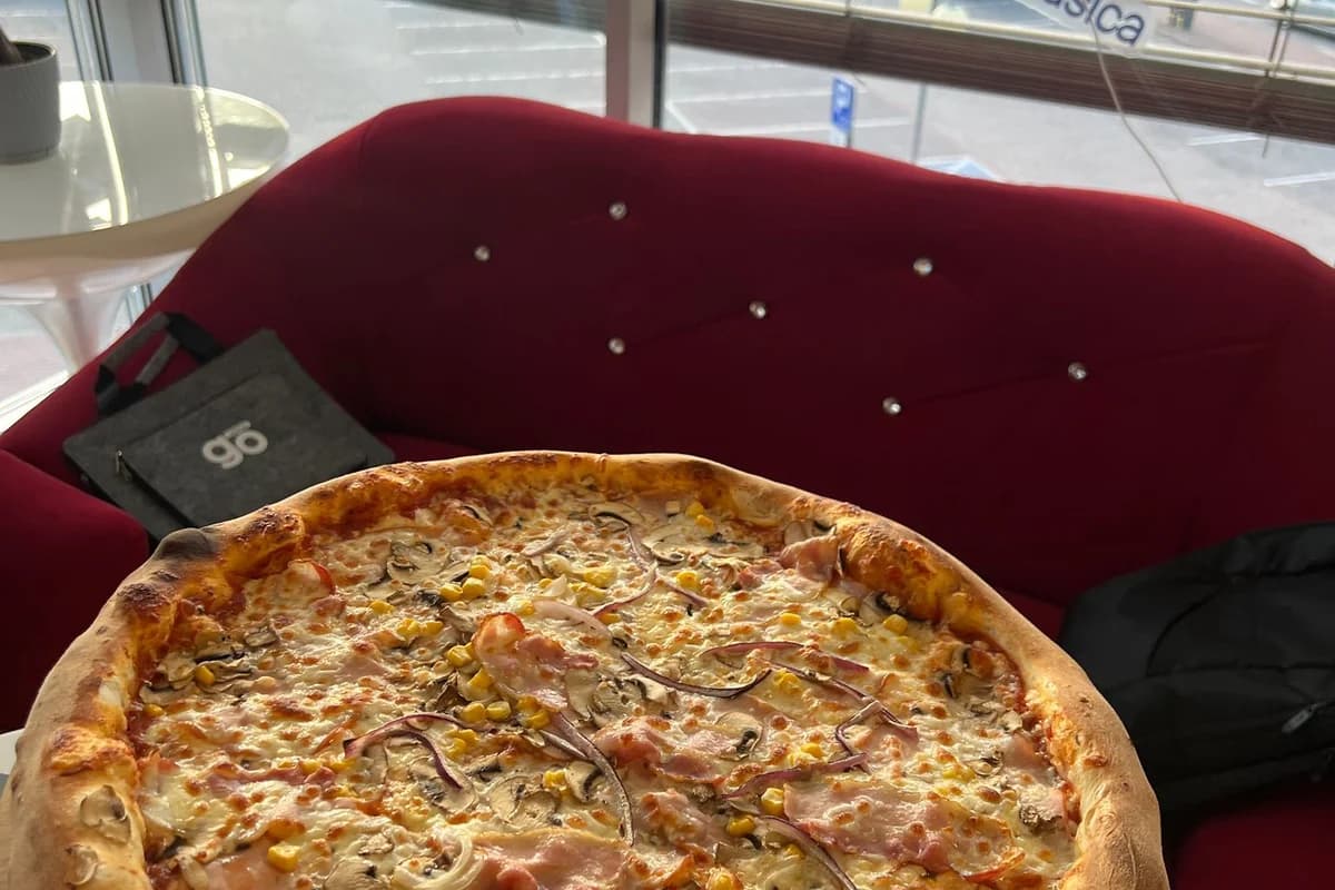 Ręcznie przygotowana pizza w lokalu TORRA przy Feniks Hala Targowa